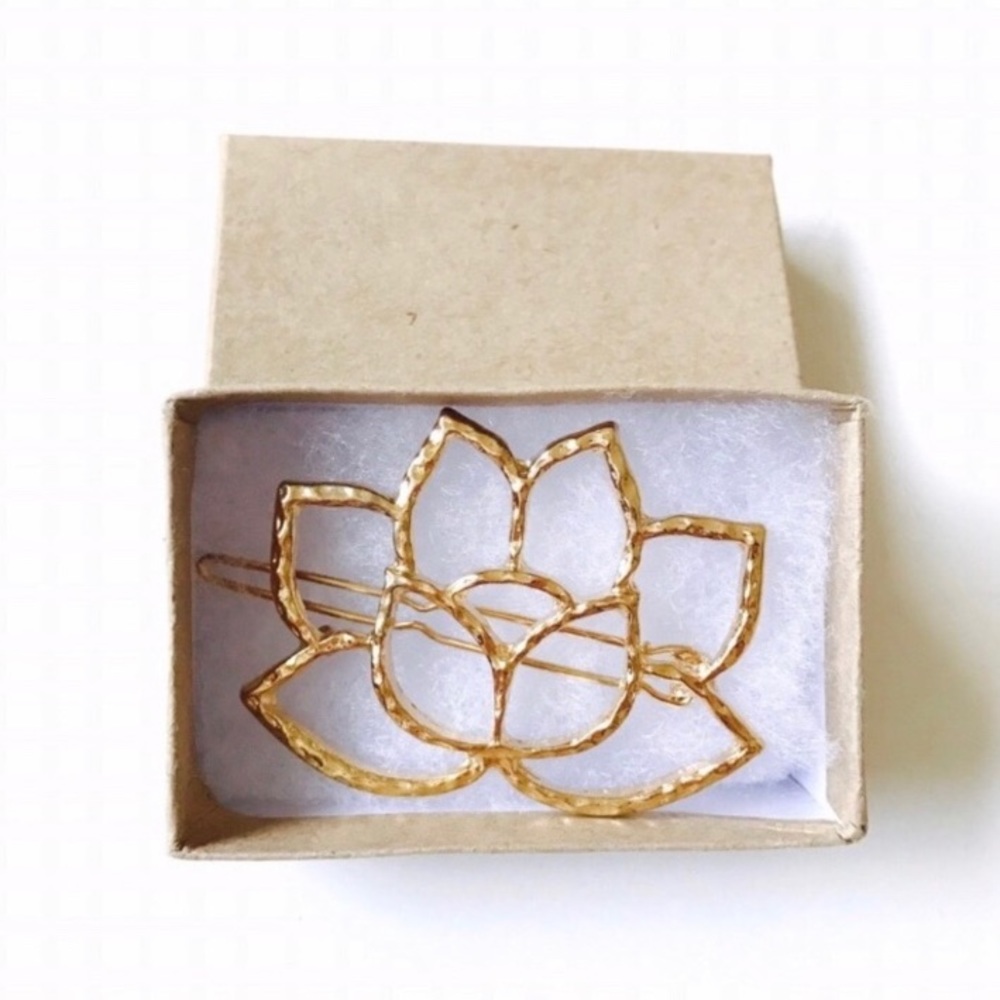 Only one left! Gold Lotus Flower Hair Clip - Picture 4 of 6